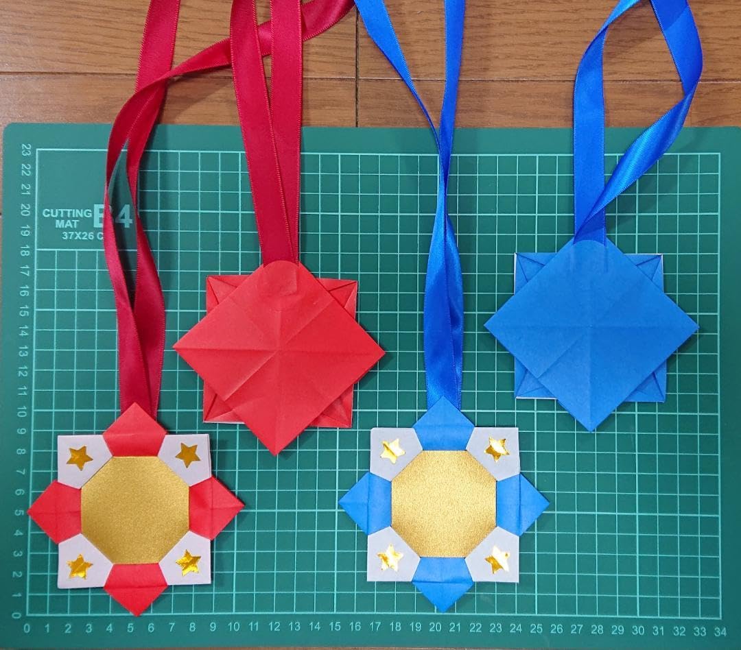 Amazon.co.jp: 折り紙 メダル リボン付き 赤＆青 20枚 : ホビー